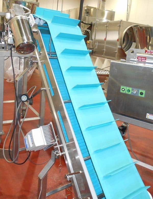 Example of a crossbelt conveyor for moving food up inclines