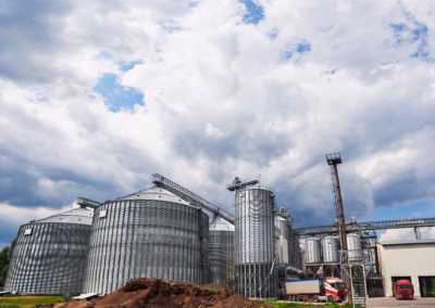 Corrugated silos using screw feeders for filling