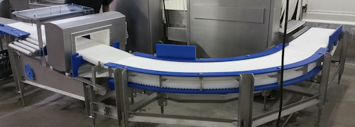 Curved flat belt conveyor made of linked plastic