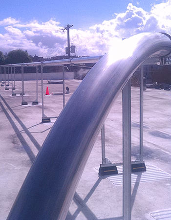 Pneumatic conveying line for blowing grain into a brewery or distillery's silos